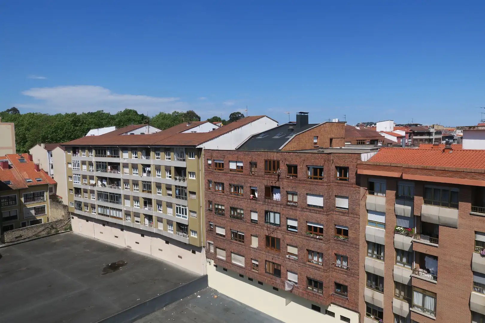 Vista exterior de Piso en venta en Avilés con Calefacción, Parquet y Terraza