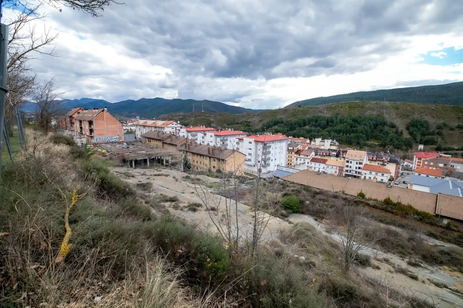 Vista exterior de Edificio en venta en Sabiñánigo