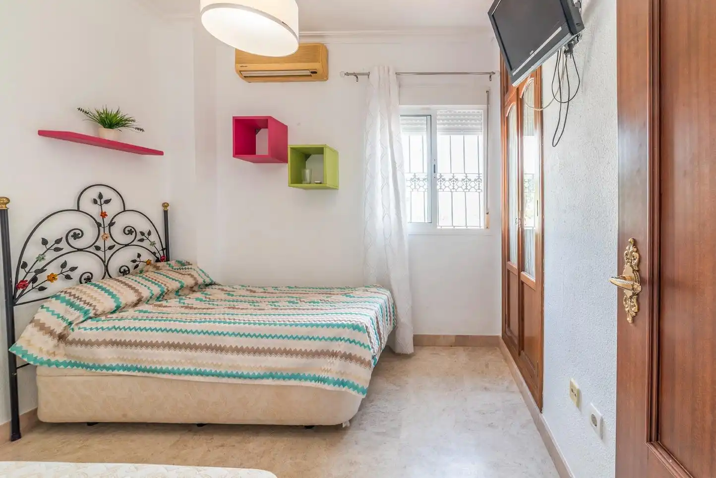 Dormitori de Casa o xalet en venda en Montequinto amb Aire condicionat, Jardí privat i Piscina