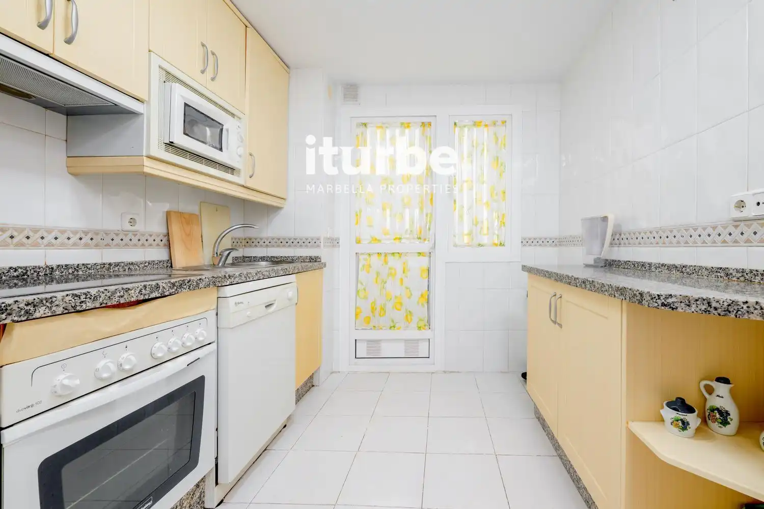 Küche von Maisonette zum Verkauf in Marbella mit Klimaanlage, Terrasse und Abstellraum