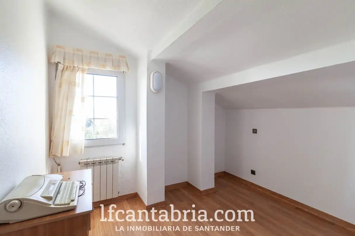 Habitación de Casa o chalet en venta en Santa Cruz de Bezana con Calefacción, Jardín privado y Trastero