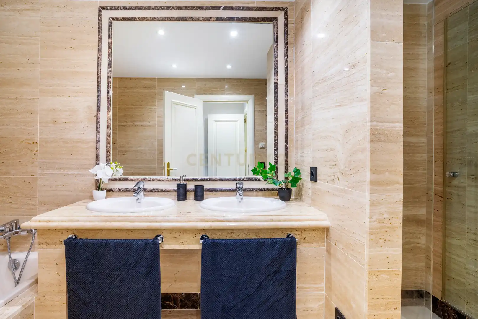 Badezimmer von Wohnungen zum Verkauf in Marbella mit Klimaanlage, Privatgarten und Ofen