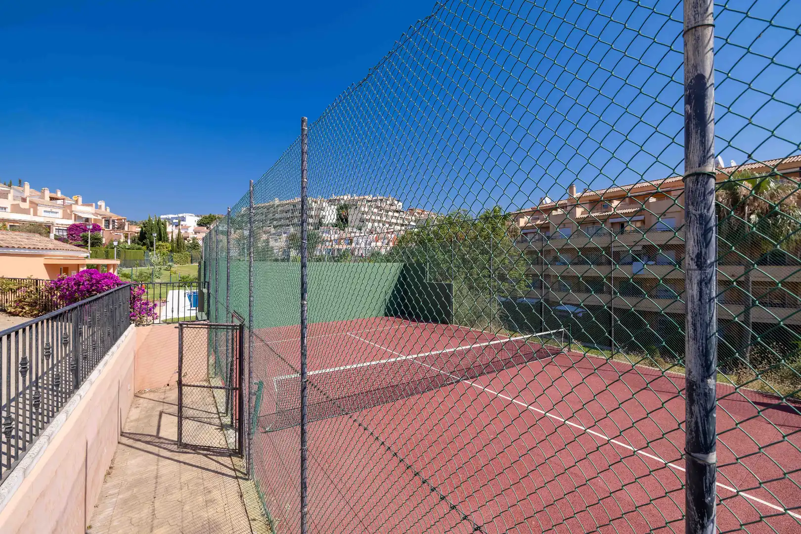 Vista exterior de Casa adosada en venda en Mijas amb Jardí privat, Terrassa i Traster