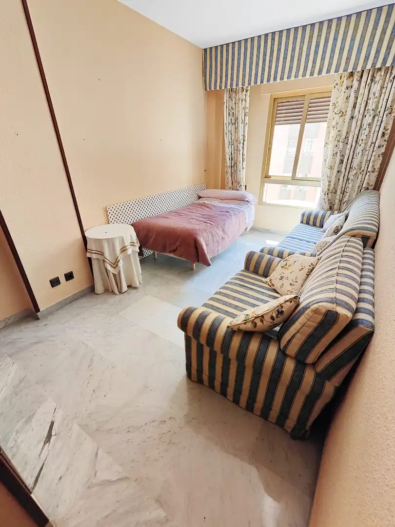 Habitación de Piso en venta en Sevilla con Aire acondicionado, Terraza y Piscina comunitaria