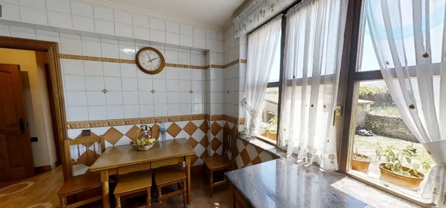 Cuina de Casa o xalet en venda en Cabezón de la Sal amb Calefacció, Jardí privat i Terrassa