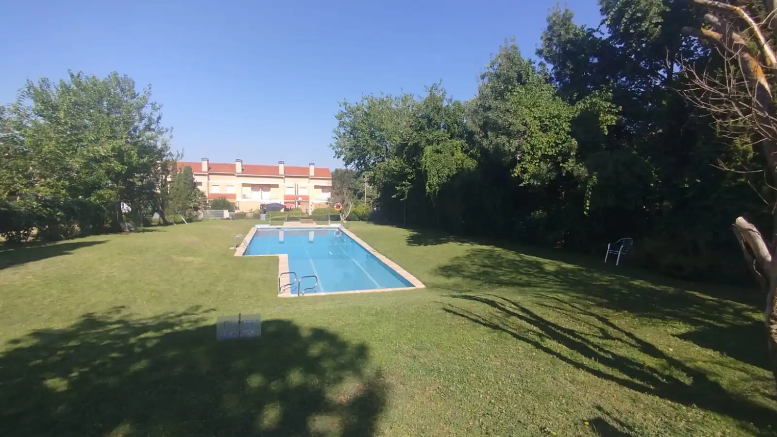 Piscina de Casa adosada en venda en Uceda amb Calefacció, Jardí privat i Parquet