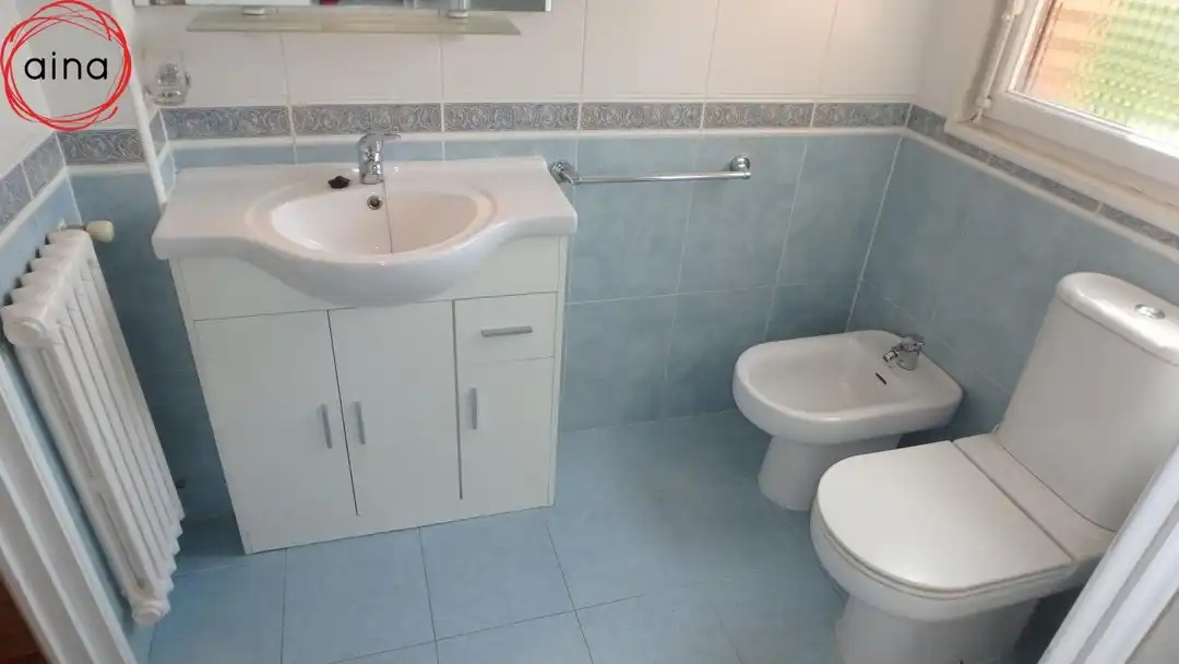 Baño de Piso de alquiler en  Pamplona / Iruña con Calefacción, Terraza y Alarma