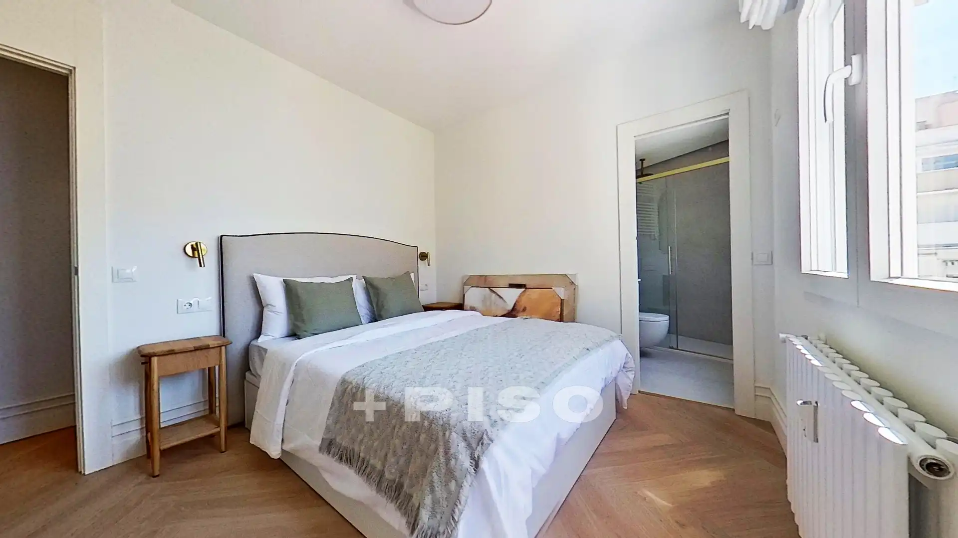 Schlafzimmer von Dachboden zum Verkauf in Madrid mit Klimaanlage, Terrasse und Möbliert