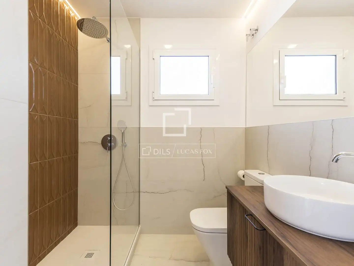 Bathroom of Attic for sale in Barcelona  with Air Conditioner, Terrace and Balcony