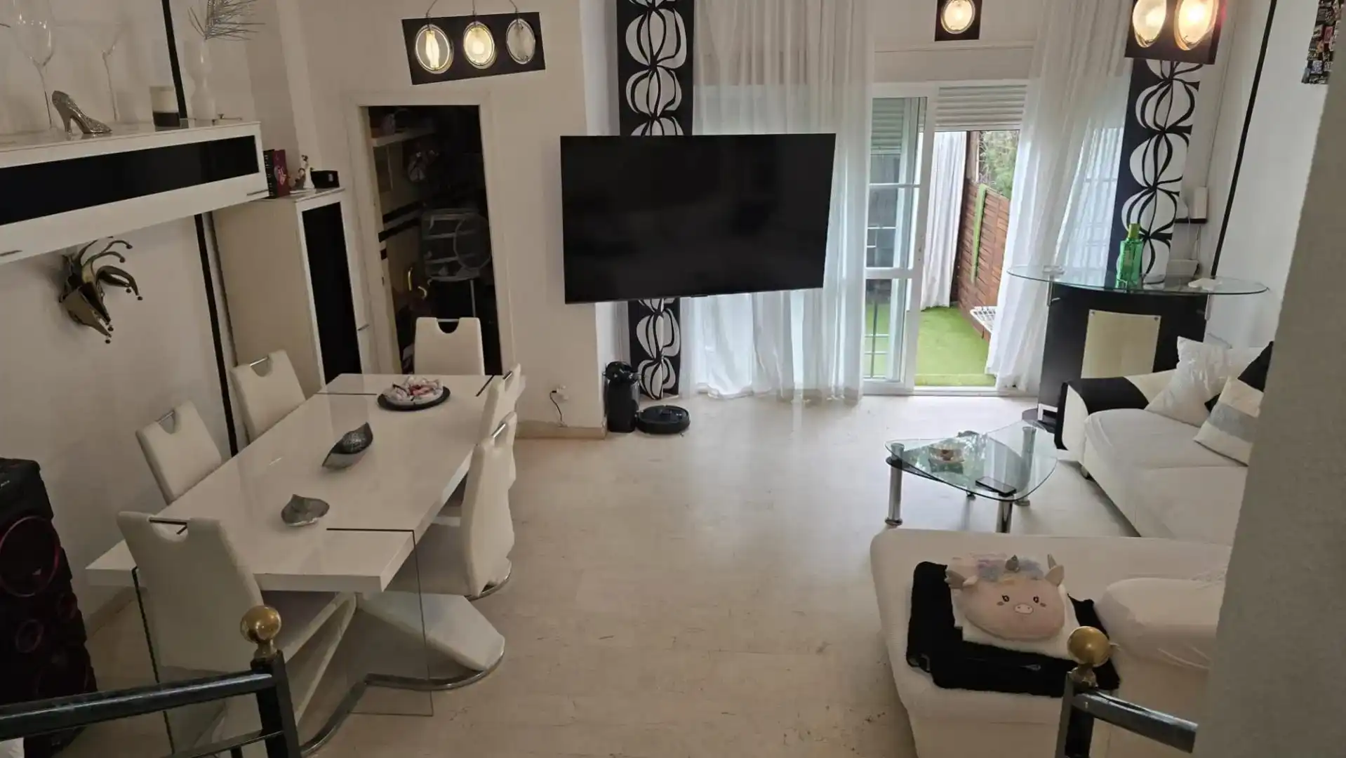 Sala d'estar de Casa adosada en venda en Benalmádena amb Jardí privat, Traster i Piscina