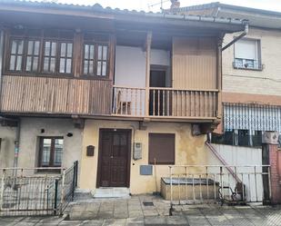 Vista exterior de Casa o xalet en venda en Oviedo  amb Piscina