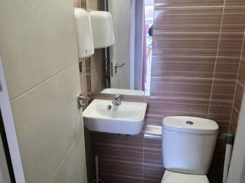 Baño de Local de alquiler en Ciudad Real con Aire acondicionado y Parquet