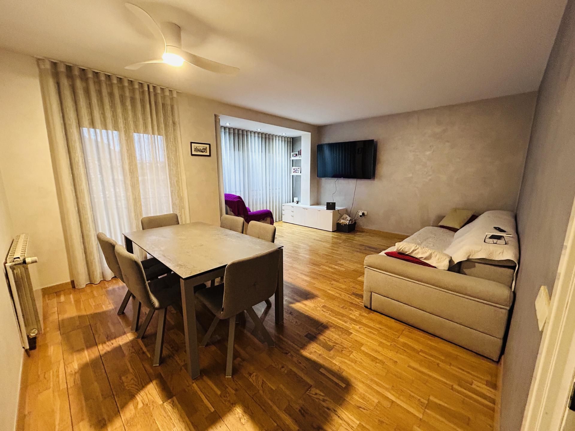 Sala d'estar de Casa adosada en venda en Tona amb Calefacció