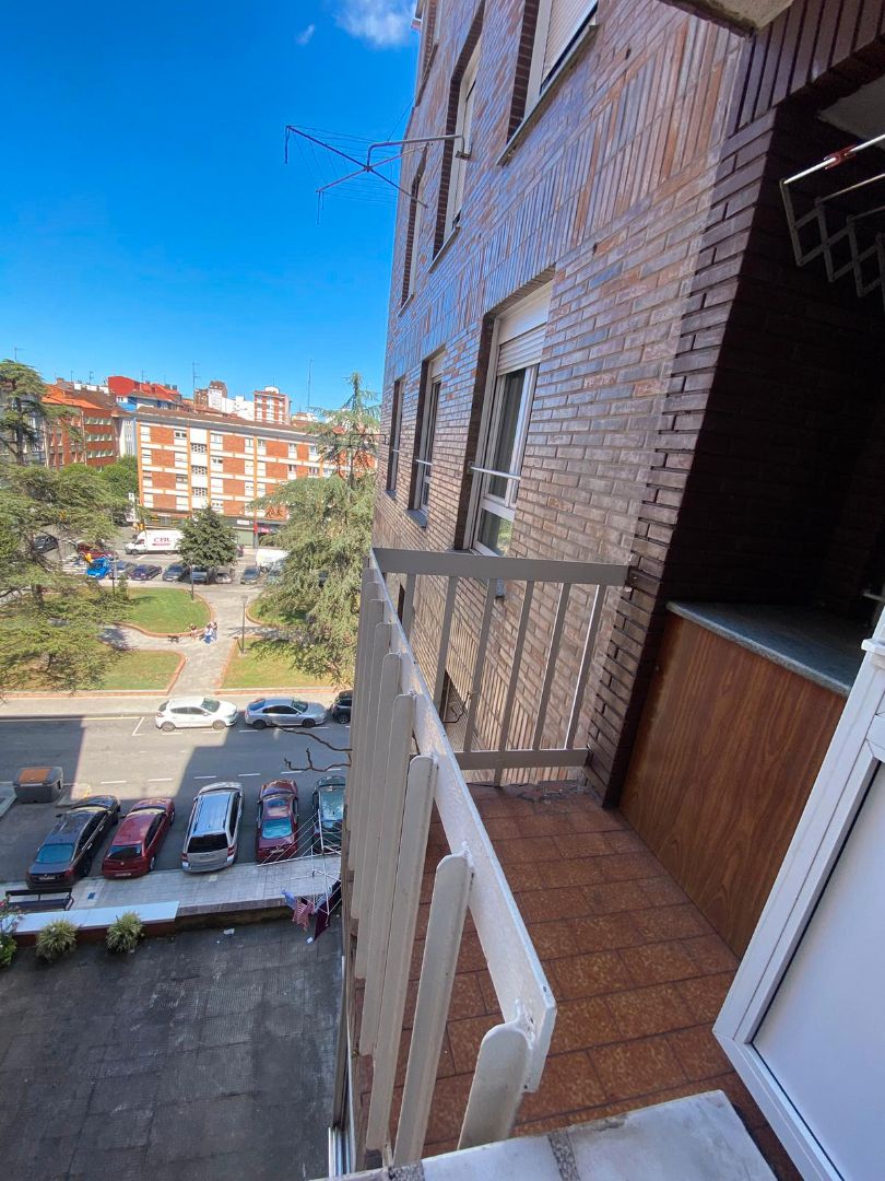 Terrassa de Pis en venda en Gijón  amb Calefacció, Parquet i Moblat