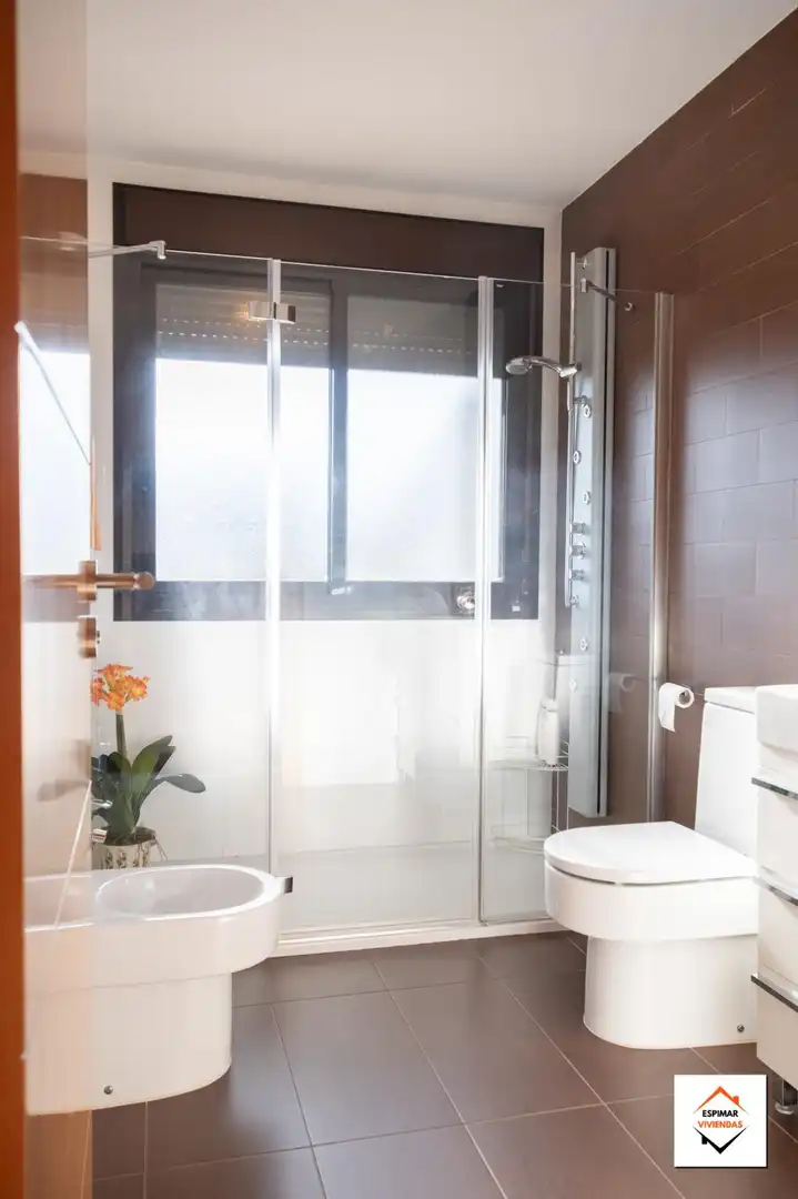 Badezimmer von Einfamilien-Reihenhaus zum Verkauf in Villanueva de Gállego mit Heizung, Privatgarten und Terrasse