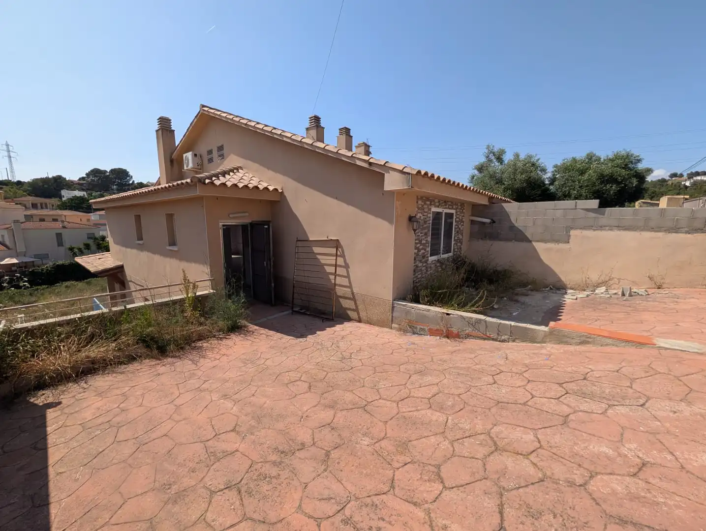 Vista exterior de Casa adosada en venda en Calafell amb Jardí privat i Terrassa