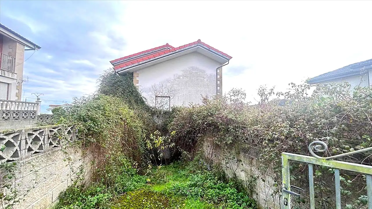Haus oder Chalet zum Verkauf in Arnuero mit Privatgarten und Balkon