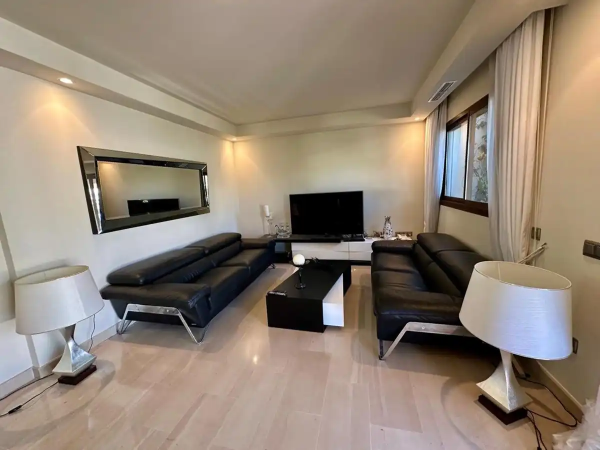 Sala d'estar de Dúplex en venda en Marbella amb Aire condicionat, Terrassa i Traster