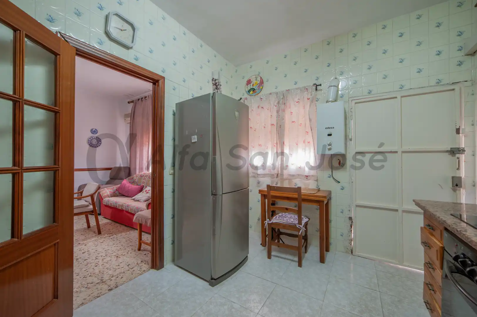 Cuina de Casa adosada en venda en La Rinconada amb TV