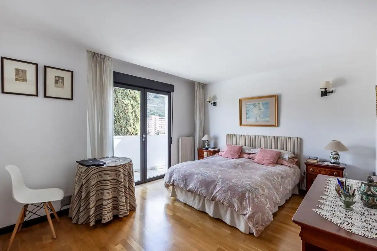 Dormitori de Casa o xalet en venda en Granada amb Aire condicionat, Calefacció i Jardí privat