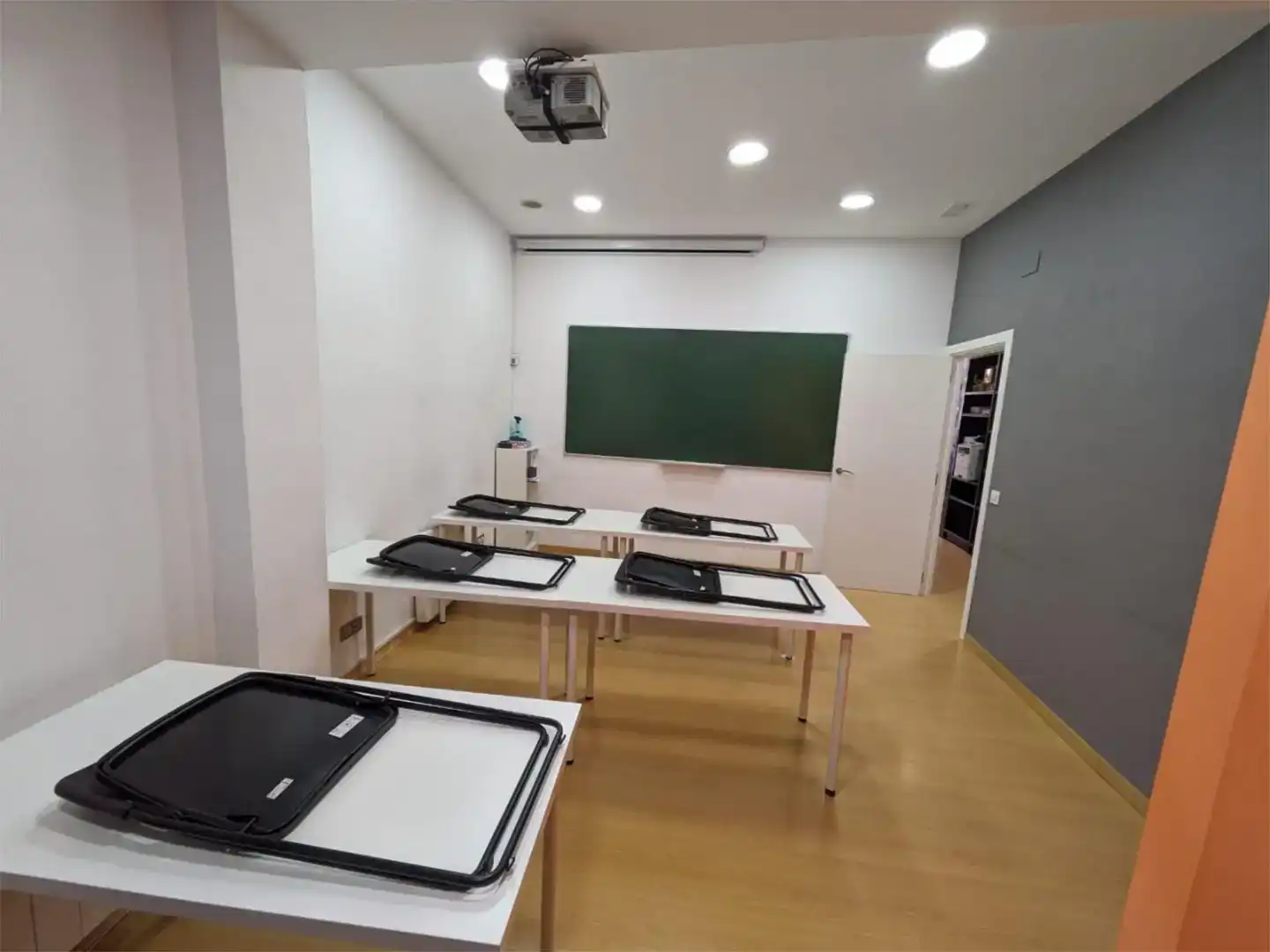 Local de alquiler en  Logroño con Parquet