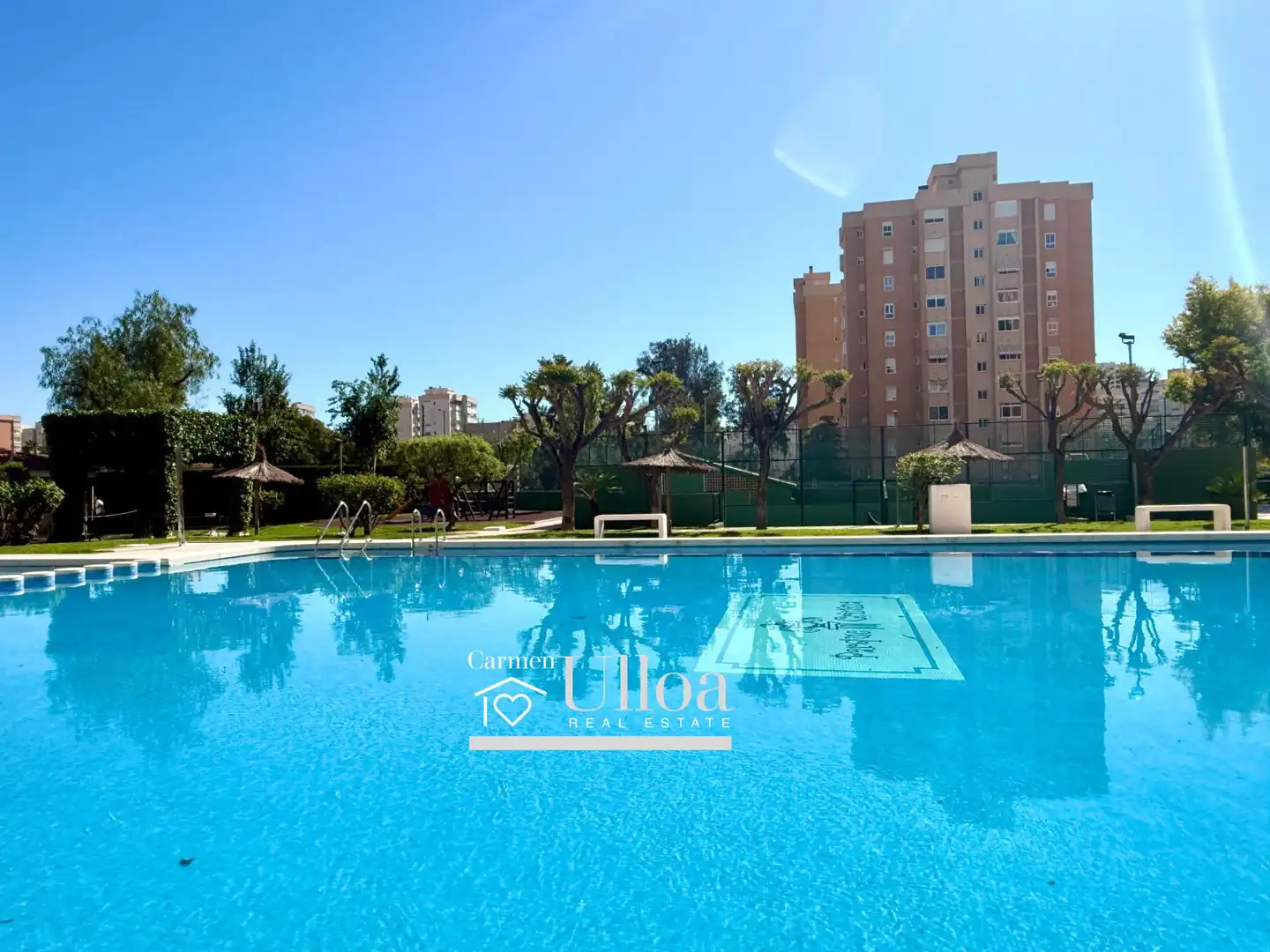 Piscina de Apartamento en venta en Alicante / Alacant con Jardín privado y Piscina comunitaria