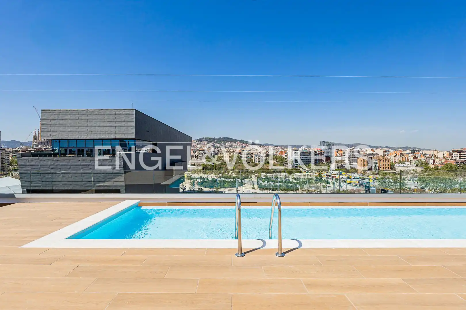 Piscina de Pis en venda en Barcelona amb Aire condicionat, Calefacció i Terrassa