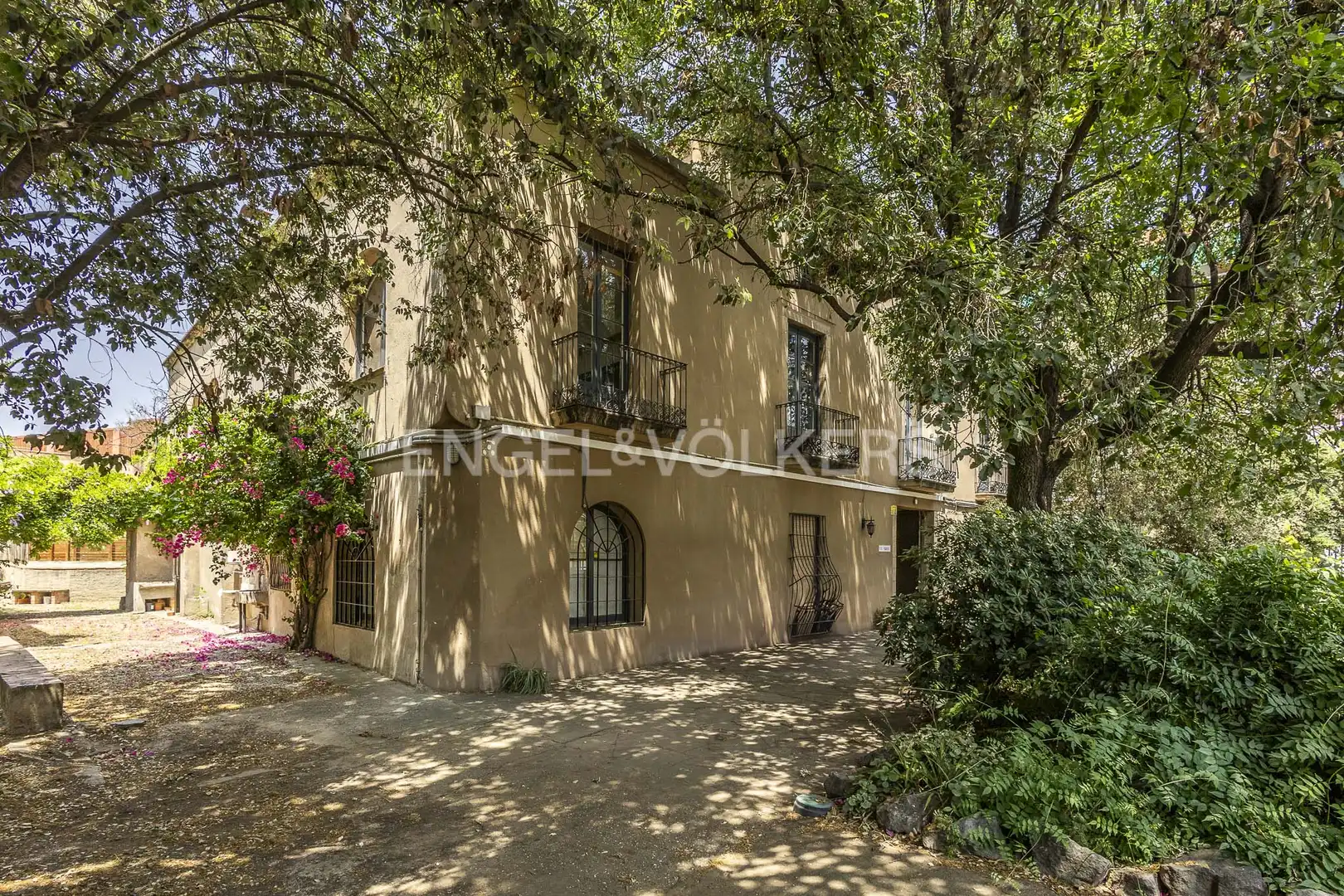 Vista exterior de Edificio en venta en Sant Joan Despí