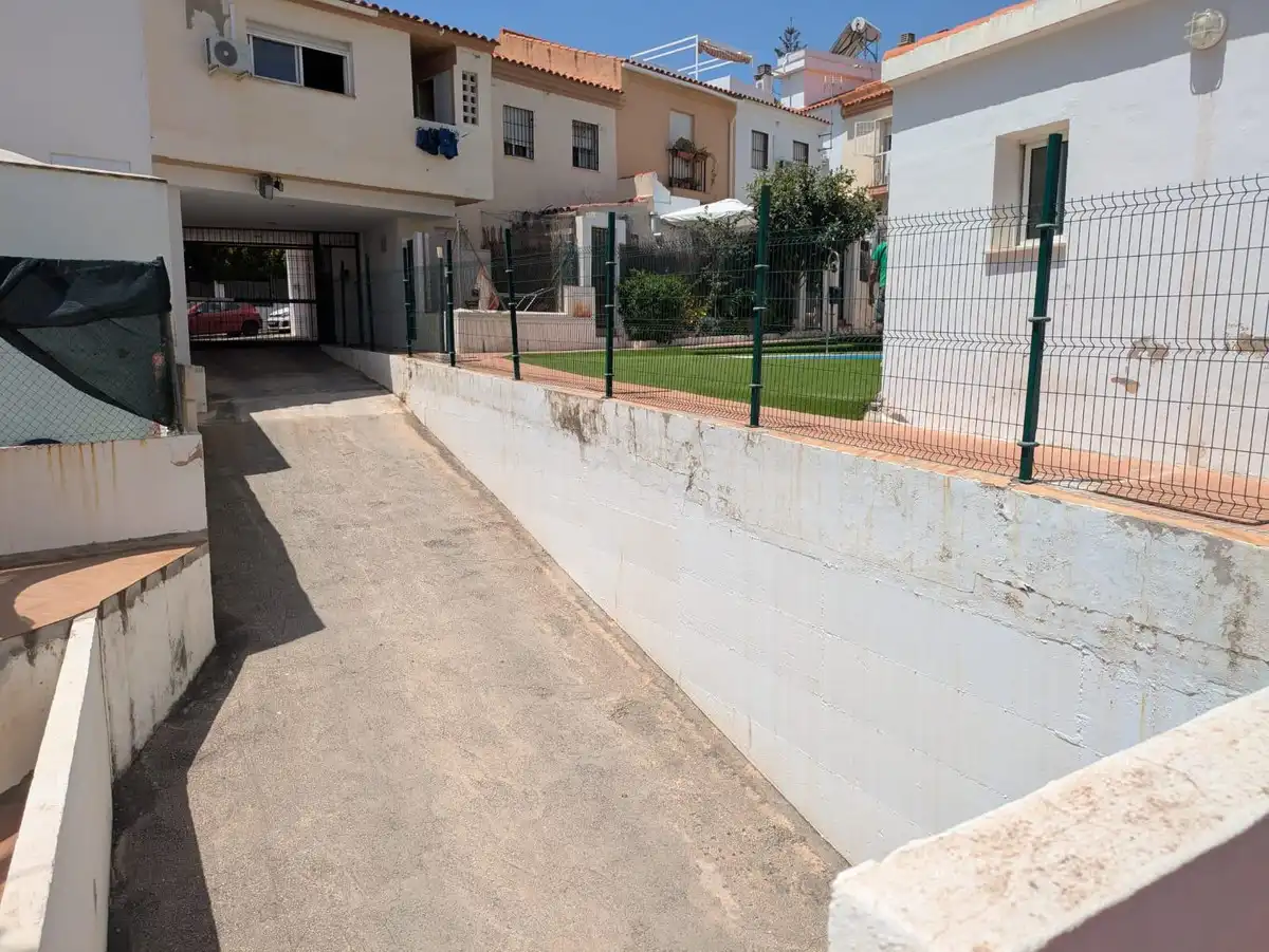 Aparcament de Casa adosada en venda en Torremolinos amb Aire condicionat, Calefacció i Jardí privat