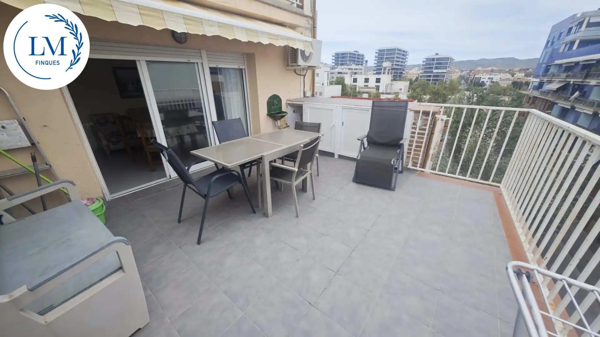 Terrasse von Dachboden zur Miete in Vilanova i la Geltrú mit Klimaanlage, Terrasse und Möbliert