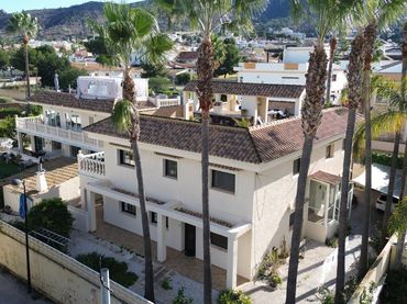 Detached house with balcony for sale in Carrer Saturn 6