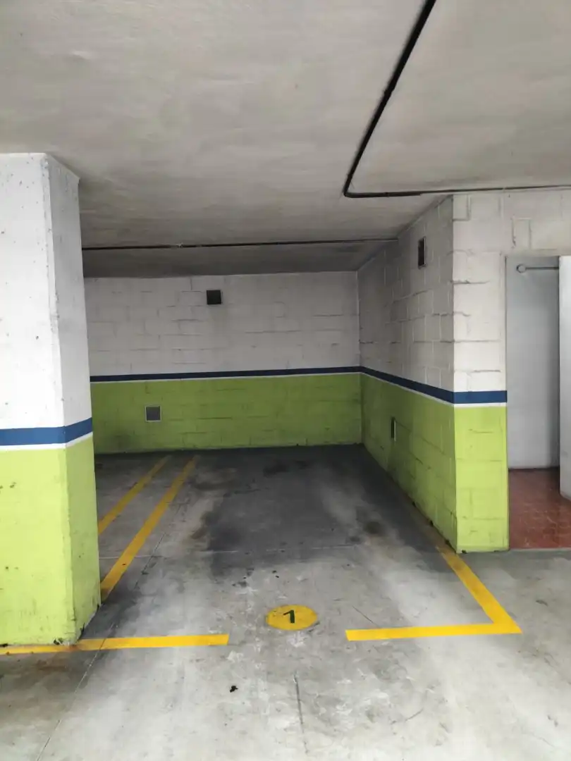 Aparcament de Apartament en venda en Oviedo  amb Calefacció, Parquet i Traster