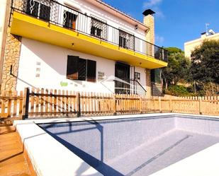 Vista exterior de Casa o xalet en venda en Llagostera amb Calefacció, Jardí privat i Terrassa