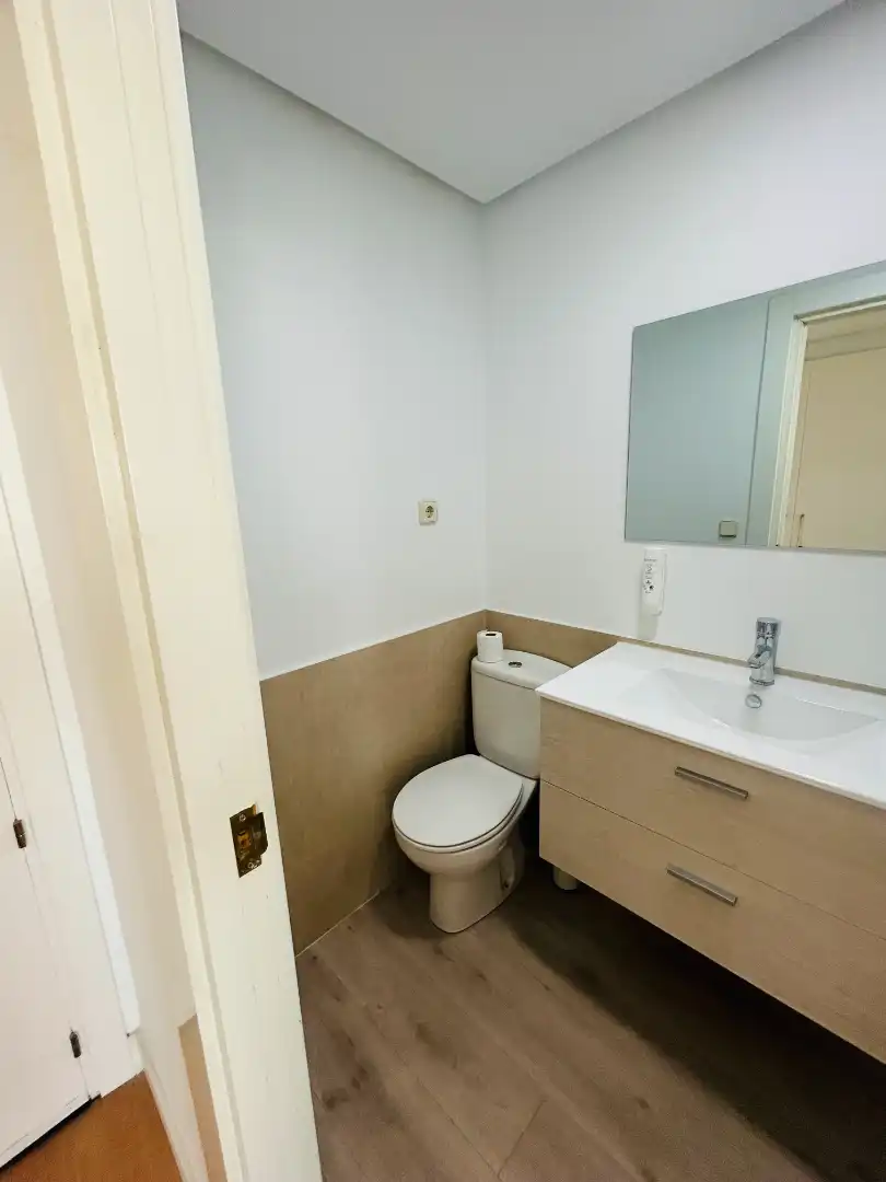 Baño de Apartamento de alquiler en Madrid con Aire acondicionado, Calefacción y Parquet