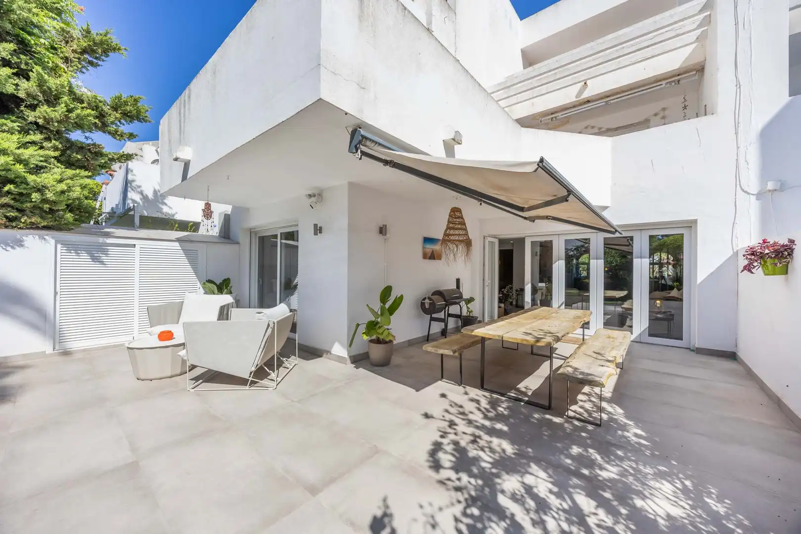 Terrasse von Erdgeschoss zum Verkauf in Sotogrande mit Klimaanlage, Privatgarten und Terrasse
