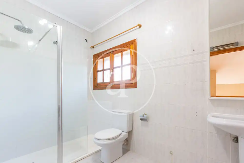 Bany de Casa o xalet en venda en L'Eliana amb Aire condicionat, Calefacció i Jardí privat