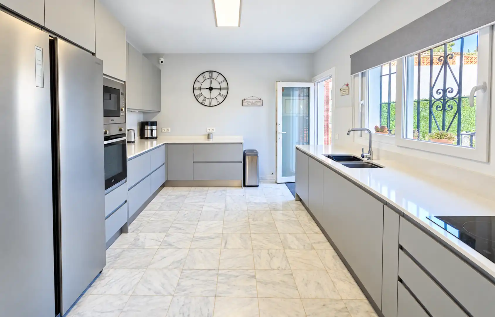 Kitchen of Houses for sale in La Duquesa