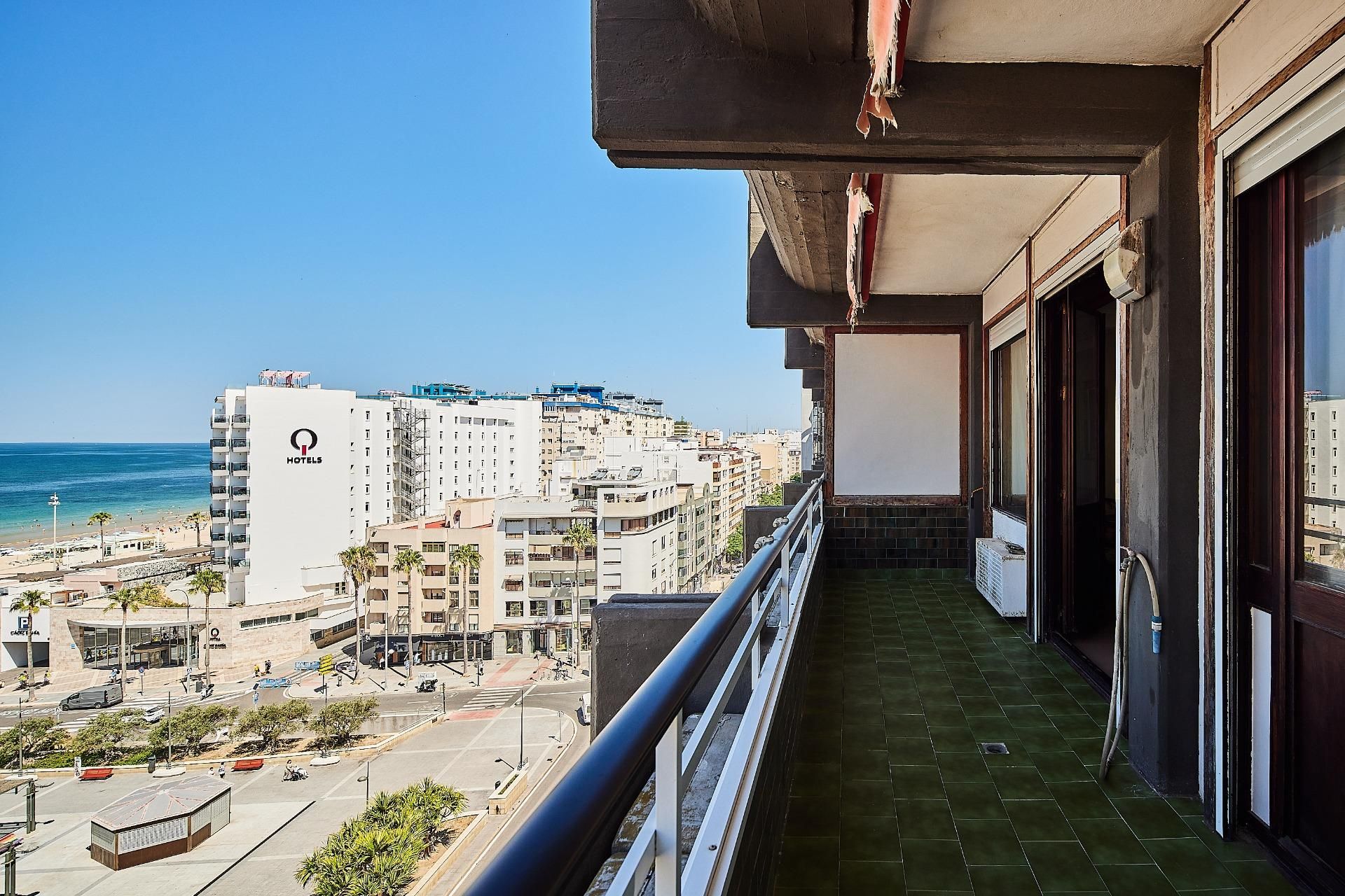 Vista exterior de Pis en venda en  Cádiz Capital amb Calefacció i Terrassa