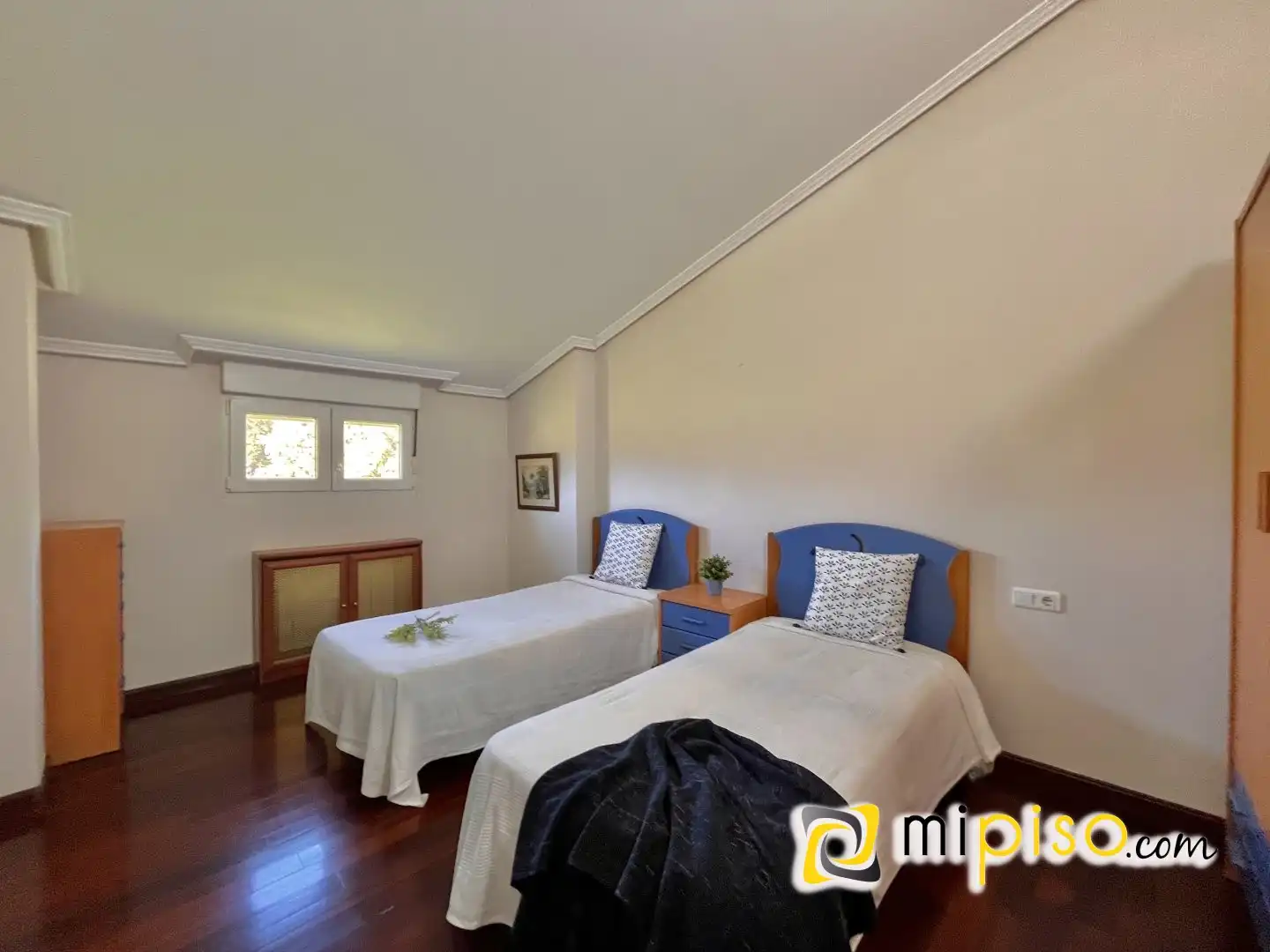 Habitación de Casa adosada en venta en Ruesga con Calefacción, Terraza y Amueblado
