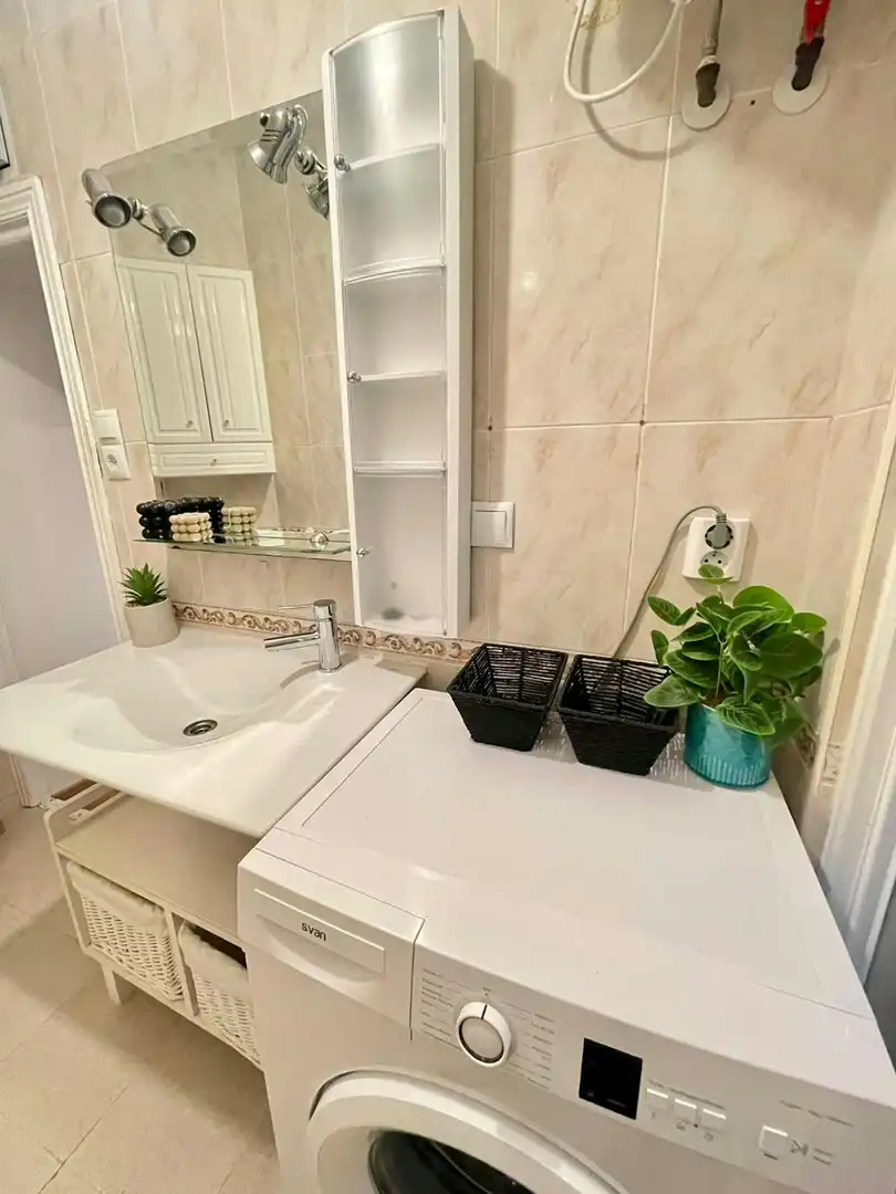 Bathroom of Flat for share in Madrid  with Washing machine