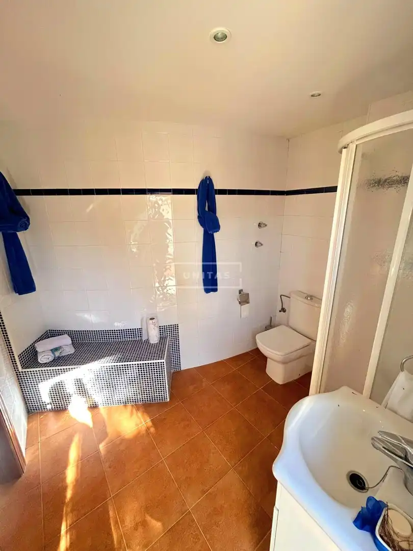 Bany de Casa o xalet en venda en Alicante / Alacant amb Aire condicionat, Jardí privat i Terrassa