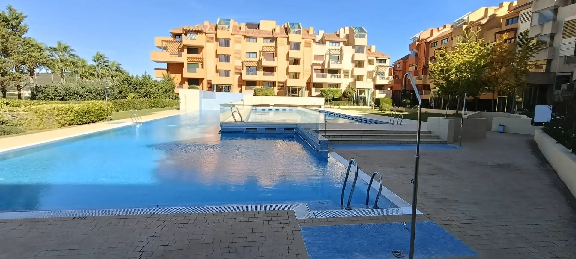 Piscina de Pis de lloguer en Sotogrande amb Aire condicionat, Calefacció i Jardí privat