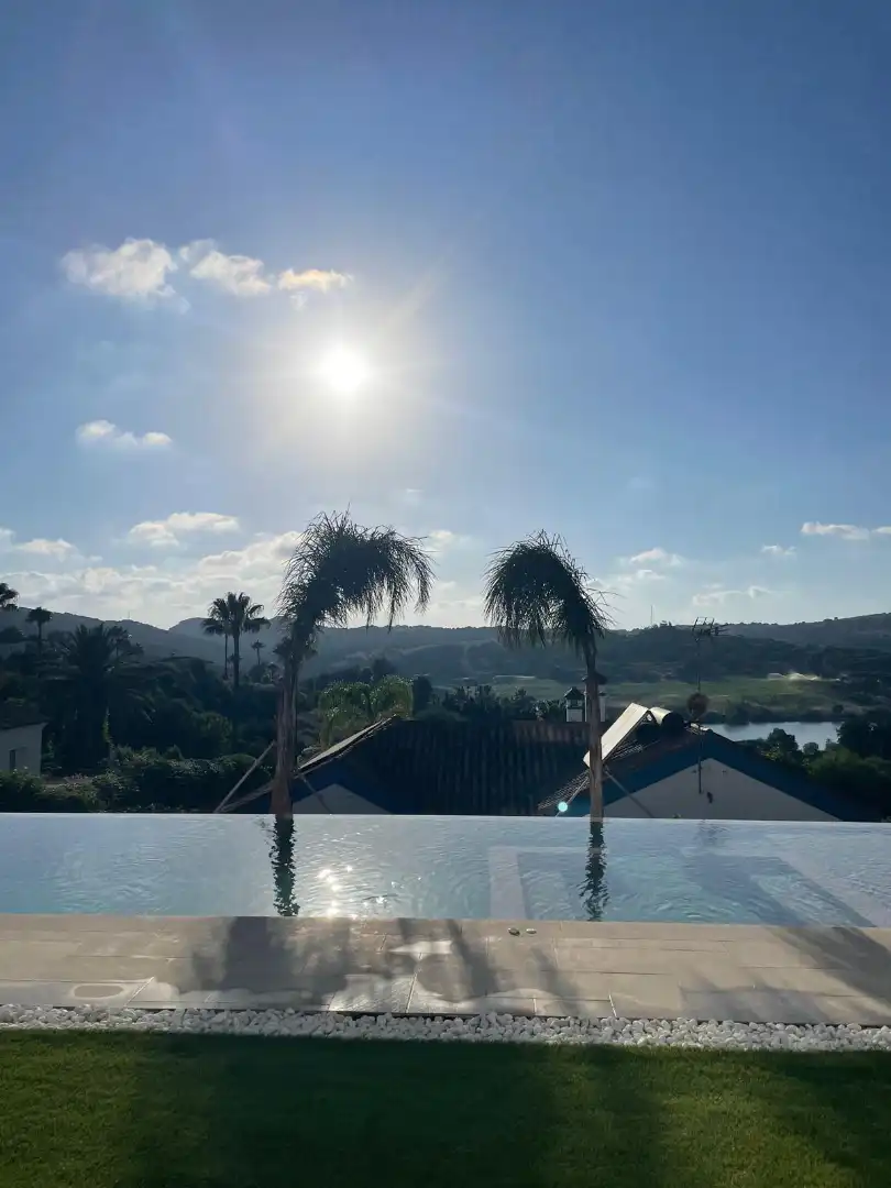 Schwimmbecken von Haus oder Chalet zur Miete in Sotogrande mit Klimaanlage, Privatgarten und Terrasse