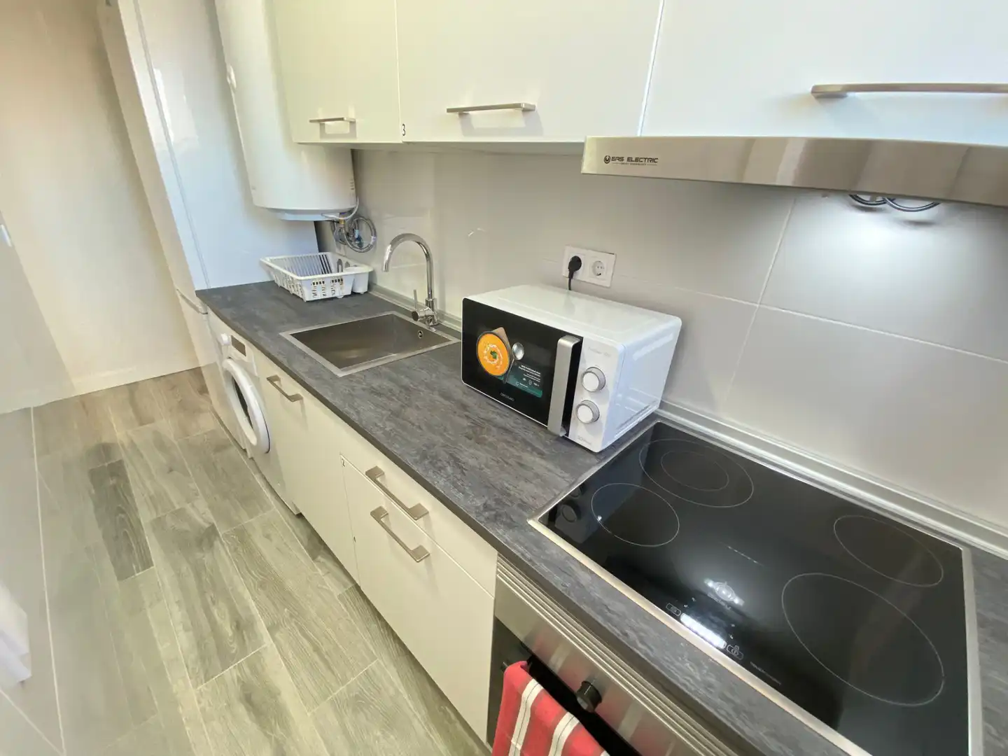 Cocina de Piso de alquiler en Madrid con Calefacción, Amueblado y Horno