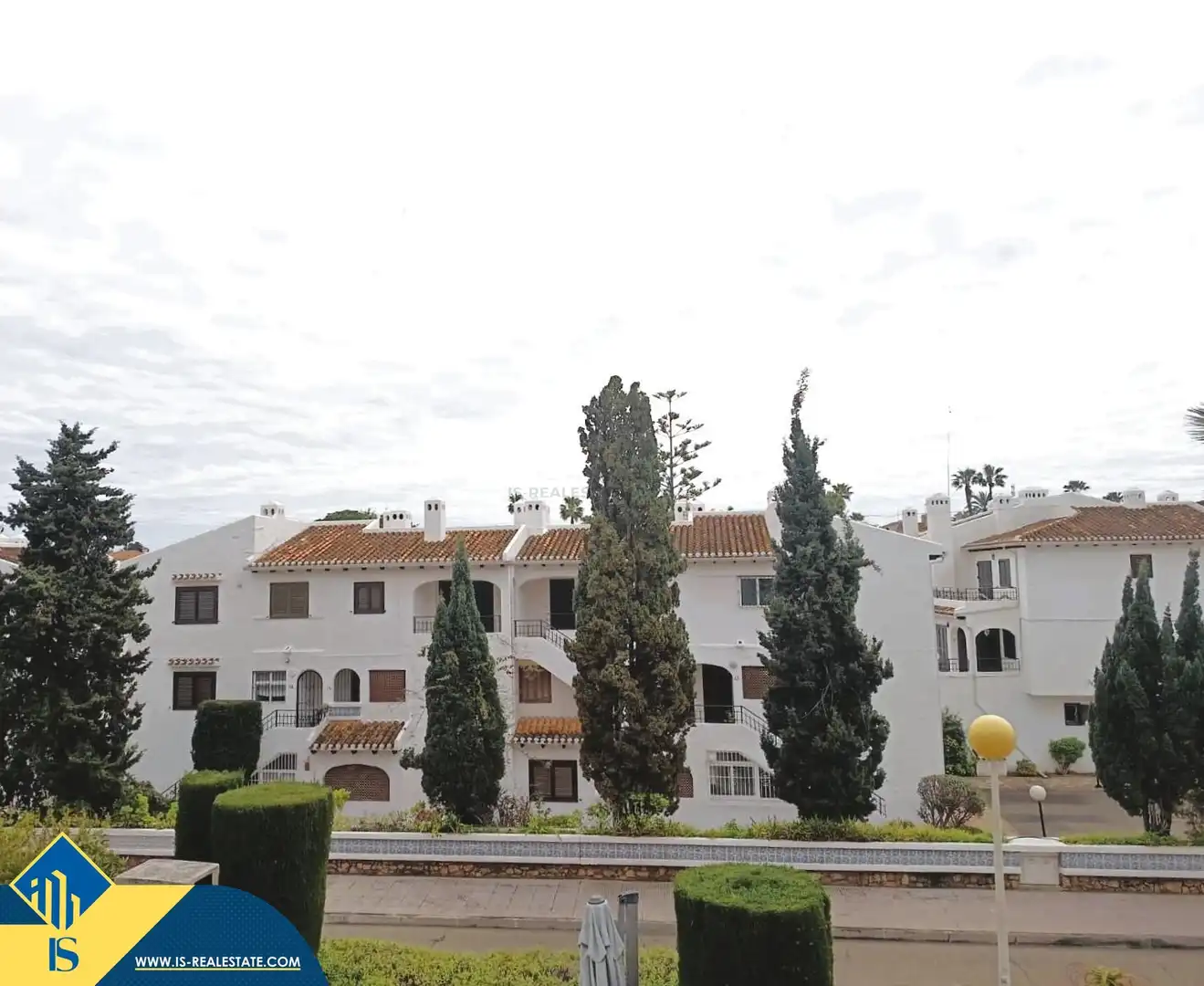 Vista exterior de Dúplex en venta en Orihuela con Terraza, Amueblado y Piscina comunitaria