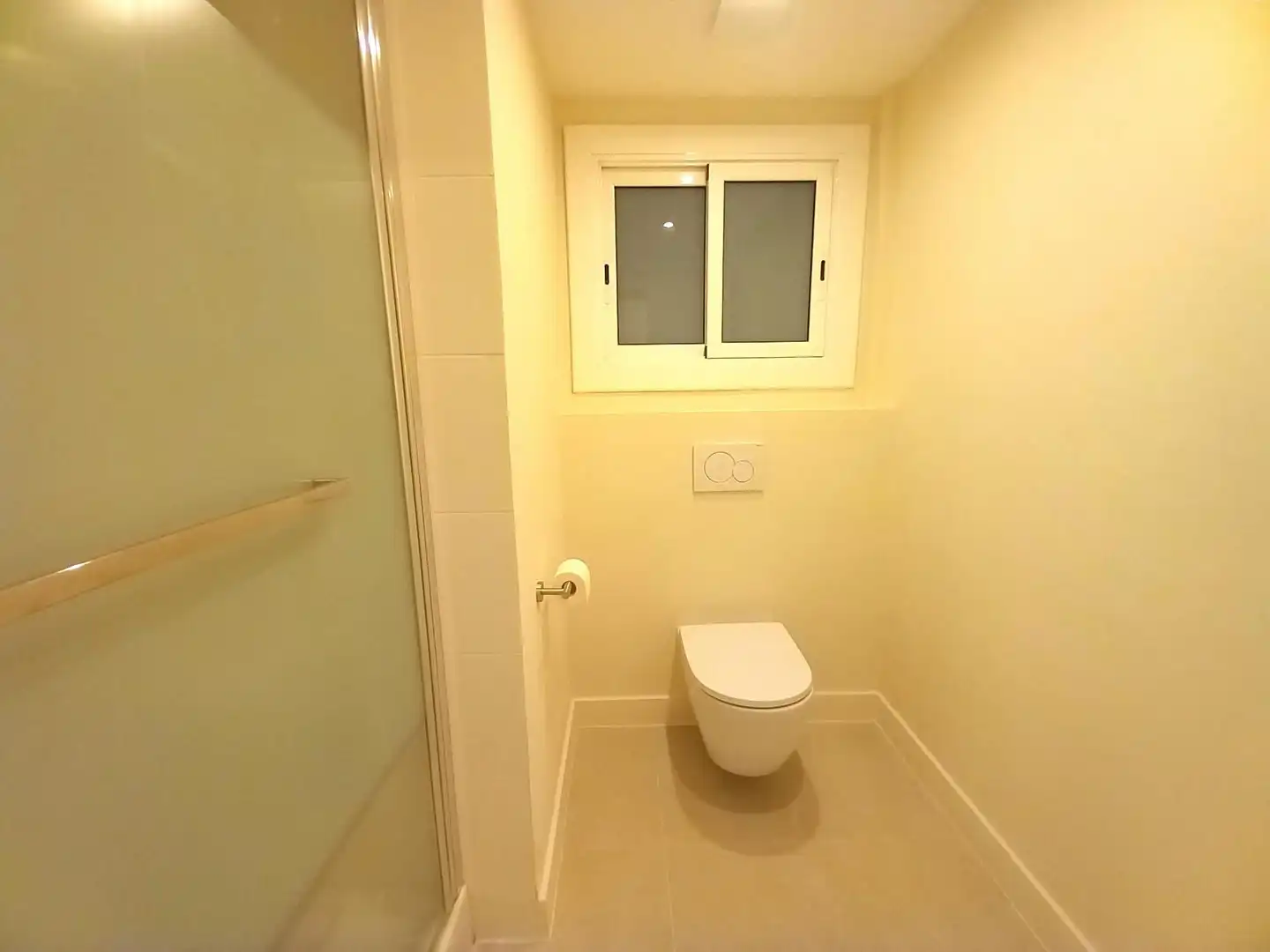 Badezimmer von Wohnung zur Miete in Barcelona mit Klimaanlage, Heizung und Terrasse