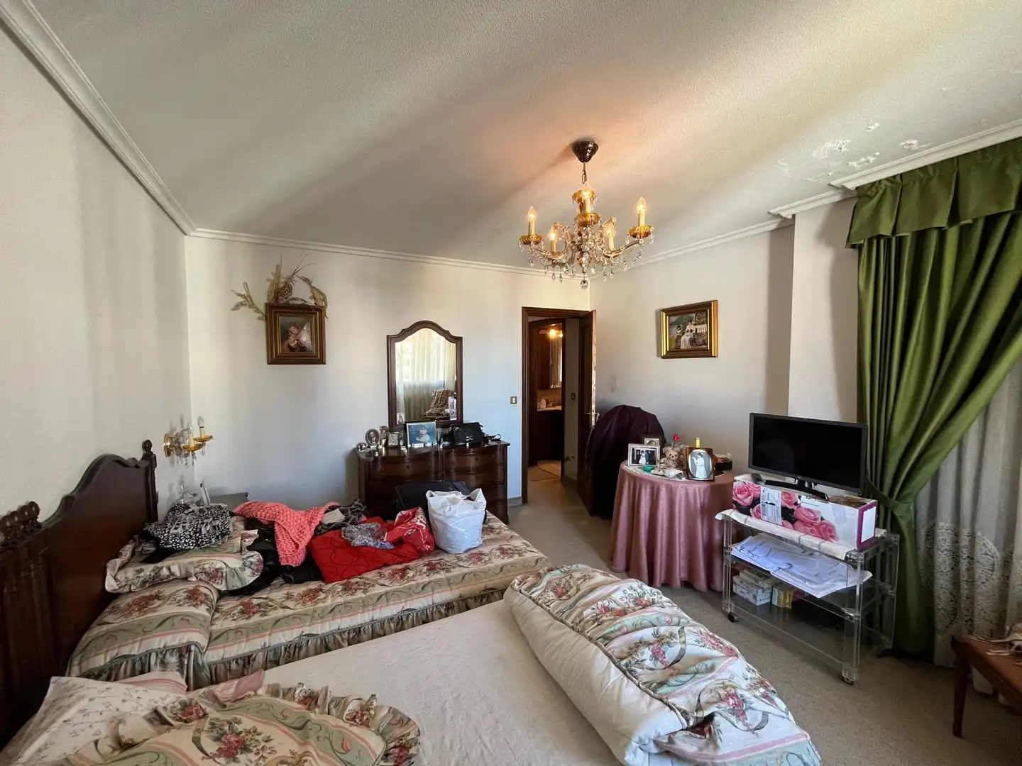 Sala d'estar de Casa o xalet en venda en Vigo  amb Calefacció, Jardí privat i Parquet