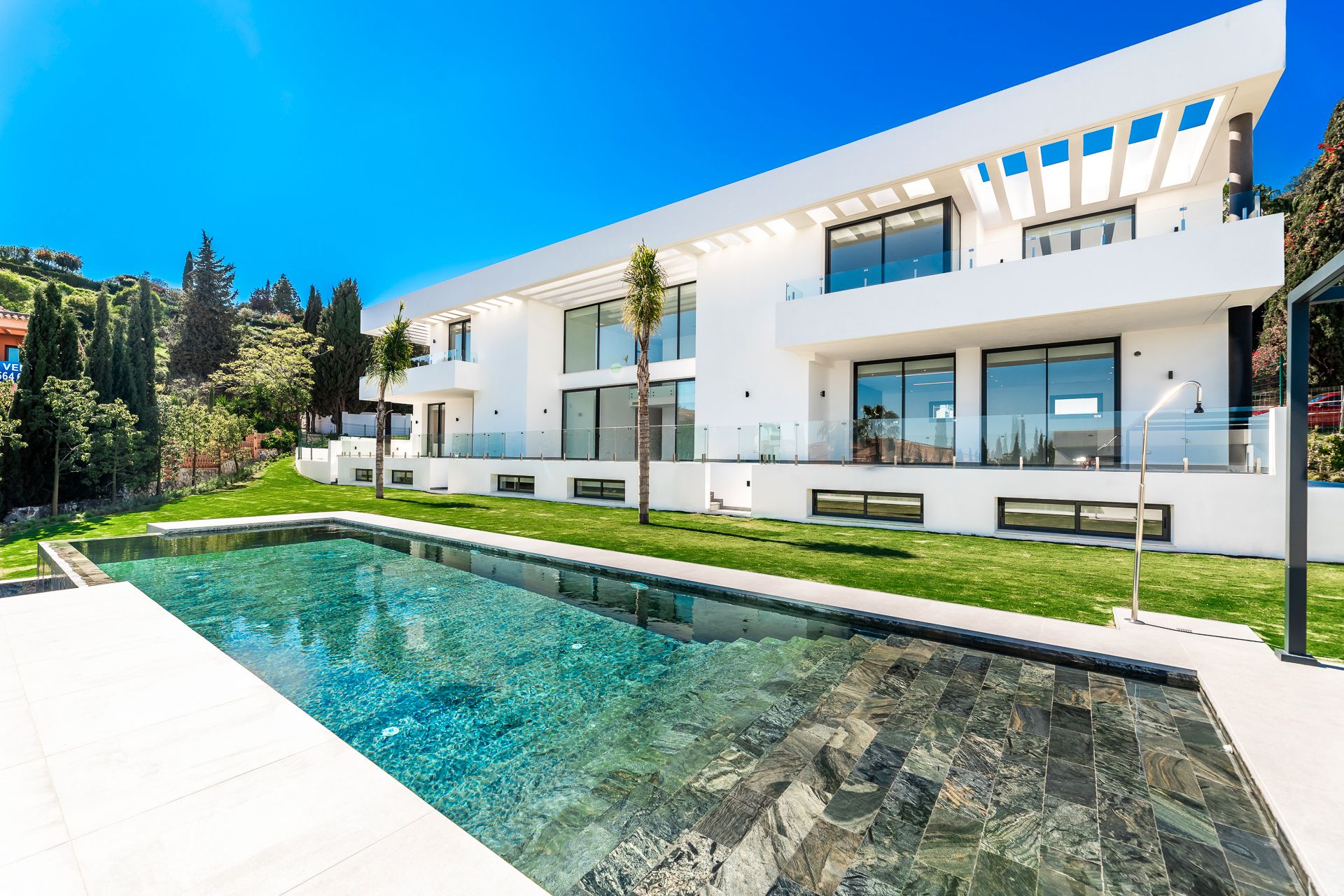 Vista exterior de Casa o xalet en venda en Benahavís amb Aire condicionat, Jardí privat i Terrassa