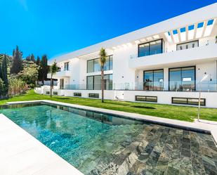 Vista exterior de Casa o xalet en venda en Benahavís amb Aire condicionat, Jardí privat i Terrassa