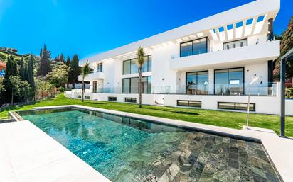 Vista exterior de Casa o xalet en venda en Benahavís amb Aire condicionat, Jardí privat i Terrassa